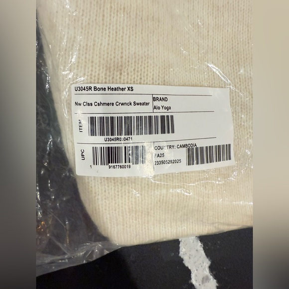 ALO Cashmere Crewneck Unisex Sweater NWT - Picture 7 of 9